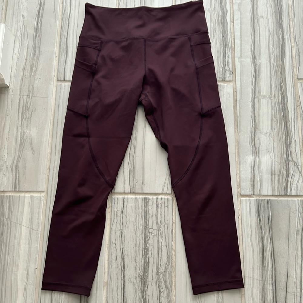 EUC Zyia Wine Pocket Light n Tight Hi-Rise Capris 2 (M)
